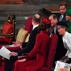 Los Duques de Cambridge hablan con los Condes de Wessex junto a los Duques de Sussex en el Día de la Commonwealth 2020