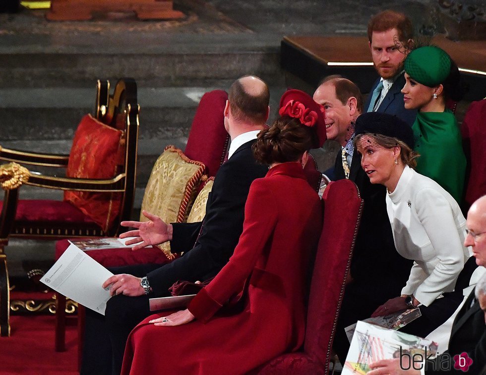 Los Duques de Cambridge hablan con los Condes de Wessex junto a los Duques de Sussex en el Día de la Commonwealth 2020