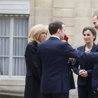 Emmanuel Macron y Brigitte Macron dan la bienvenida a los Reyes Felipe y Letizia al Elíseo