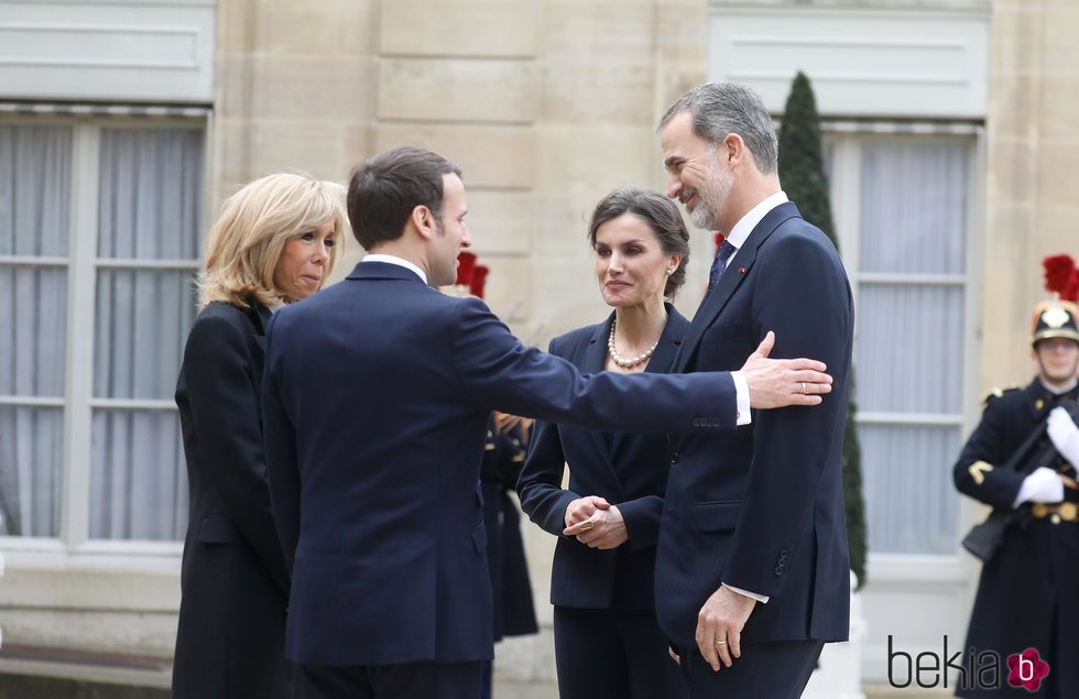 Emmanuel Macron y Brigitte Macron dan la bienvenida a los Reyes Felipe y Letizia al Elíseo