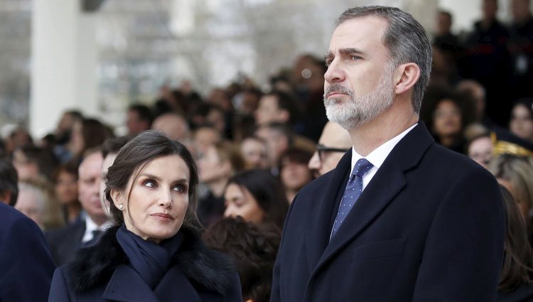 Los Reyes Felipe y Letizia en el acto de homenaje celebrado en París a las víctimas del terrorismo