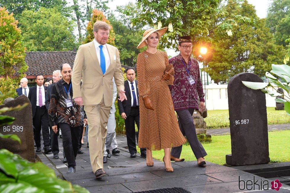 Los Reyes de Holanda durante su visita a Indonesia