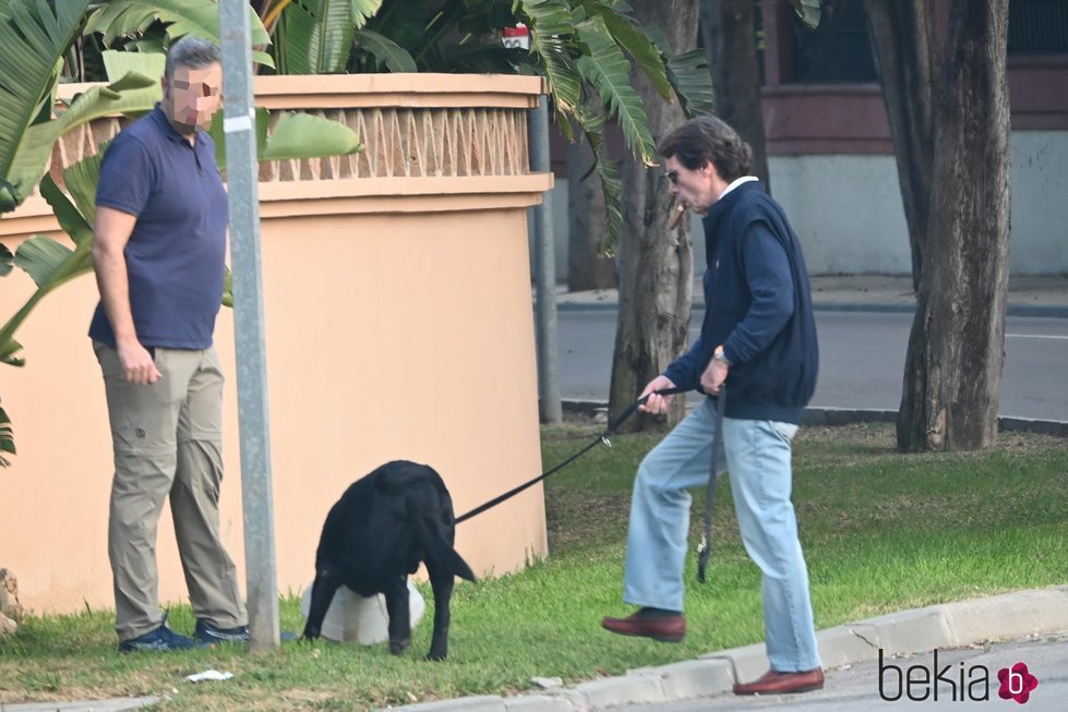 José María Aznar paseando el perro en Marbella en plena crisis del coronavirus