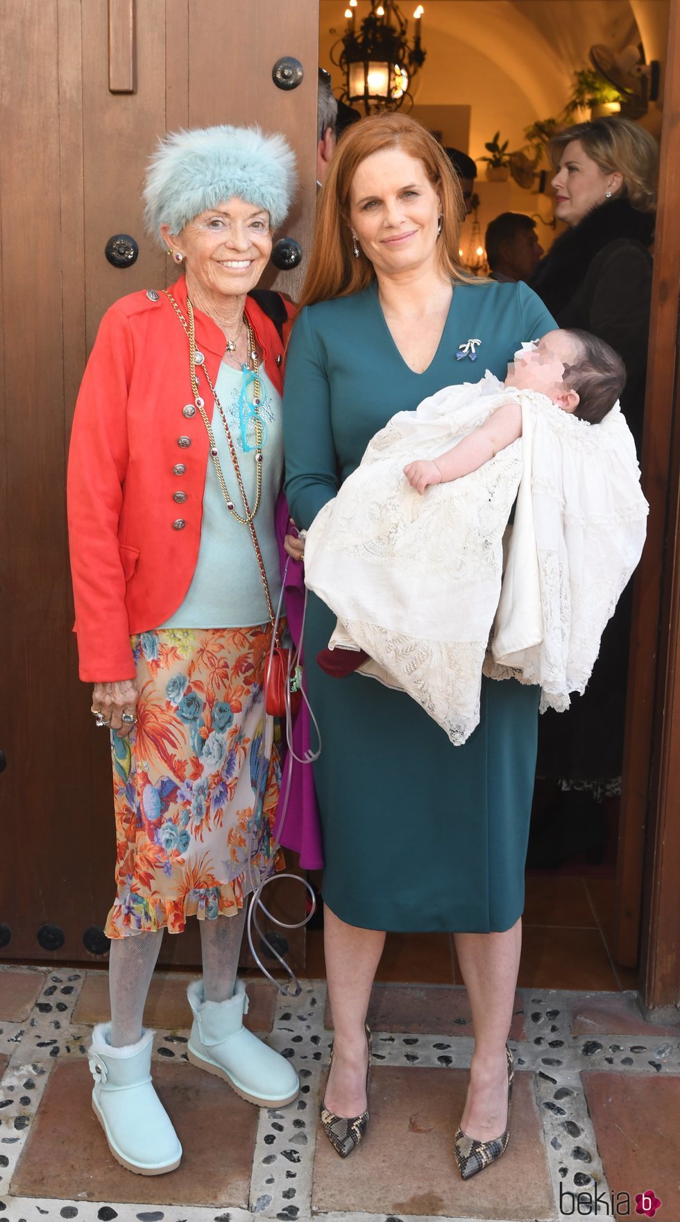 Olivia de Borbón con su hijo Fernando Enrique y su madre, Beatrice von Hardenberg, en el bautizo de Fernando Enrique Porras-Figueroa