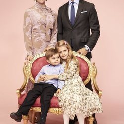 Estela de Suecia abraza a Oscar de Suecia en un posado junto a Victoria y Daniel de Suecia