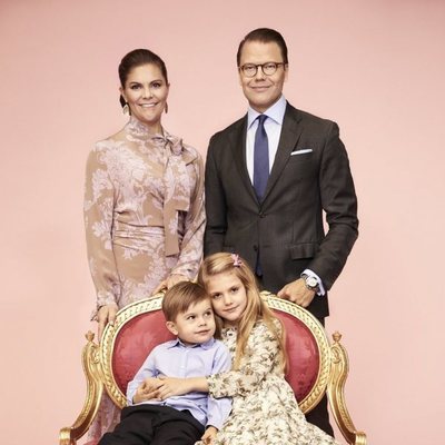 Estela de Suecia abraza a Oscar de Suecia en un posado junto a Victoria y Daniel de Suecia