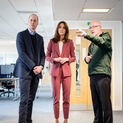 El Príncipe Guillermo y Kate Middleton conociendo cómo funciona la central de ambulancias de Londres