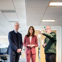 El Príncipe Guillermo y Kate Middleton conociendo cómo funciona la central de ambulancias de Londres