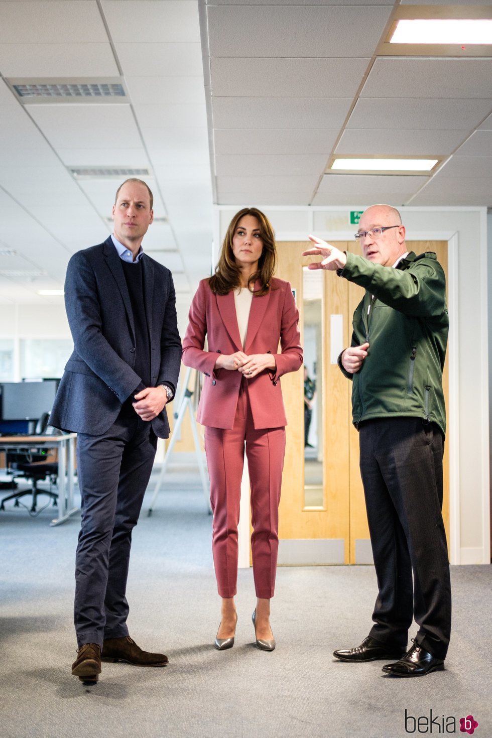 El Príncipe Guillermo y Kate Middleton conociendo cómo funciona la central de ambulancias de Londres