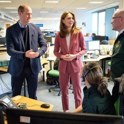 Los Duques de Cambridge en las instalaciones de la central de ambulancias de Londres