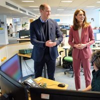 Los Duques de Cambridge en las instalaciones de la central de ambulancias de Londres