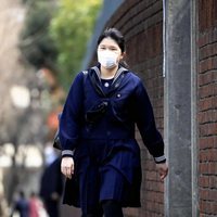 Aiko de Japón con mascarilla en su graduación por el coronavirus