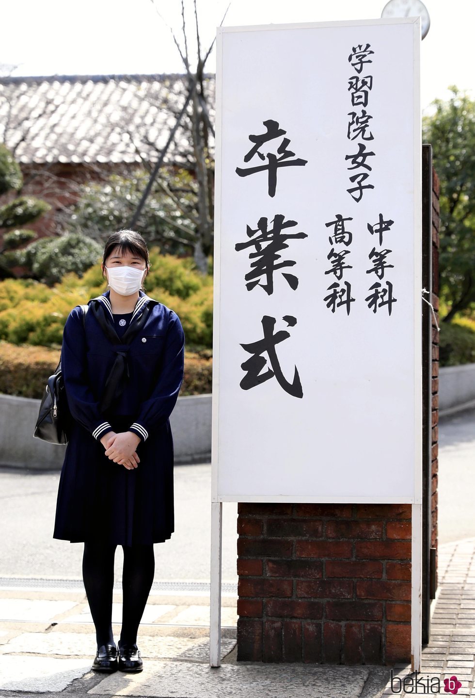 Aiko de Japón se gradúa con mascarilla por el coronavirus