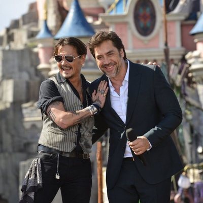 Johnny Depp y Javier Bardem presentando 'Piratas del Caribe: La venganza de Salazar ' en Disneyland Paris