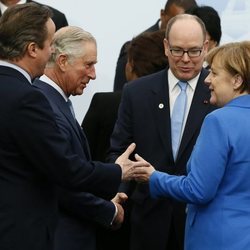 El Príncipe Carlos, el Príncipe Alberto de Mónaco y Angela Merkel en un acto