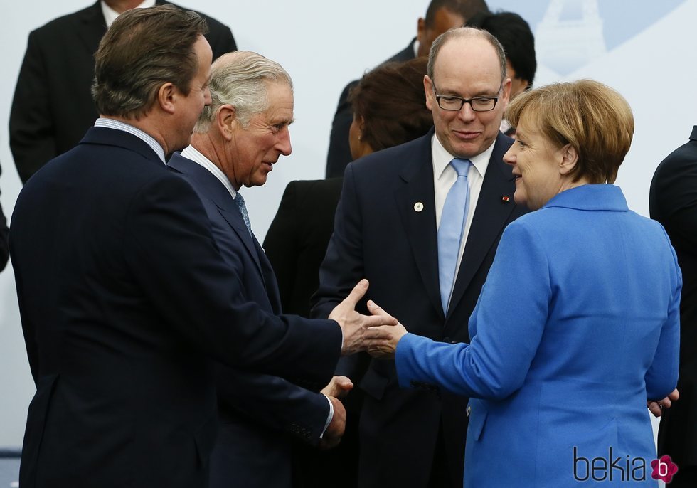 El Príncipe Carlos, el Príncipe Alberto de Mónaco y Angela Merkel en un acto