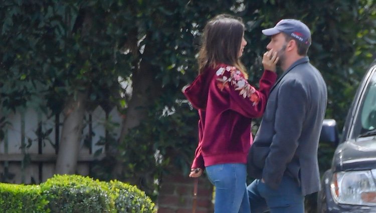Ben Affleck y Ana de Armas en actitud cariñosa durante su paseo por Los Ángeles