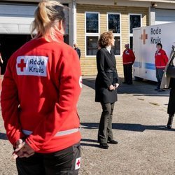 Máxima de Holanda agradeciendo la labor de la Cruz Roja de Loenen