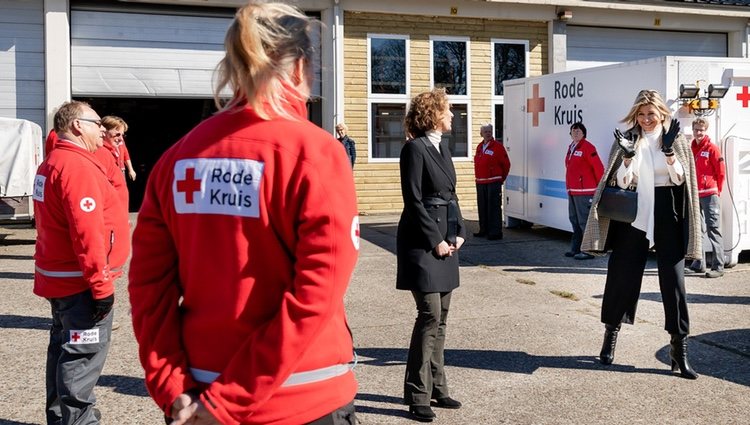 Máxima de Holanda agradeciendo la labor de la Cruz Roja de Loenen