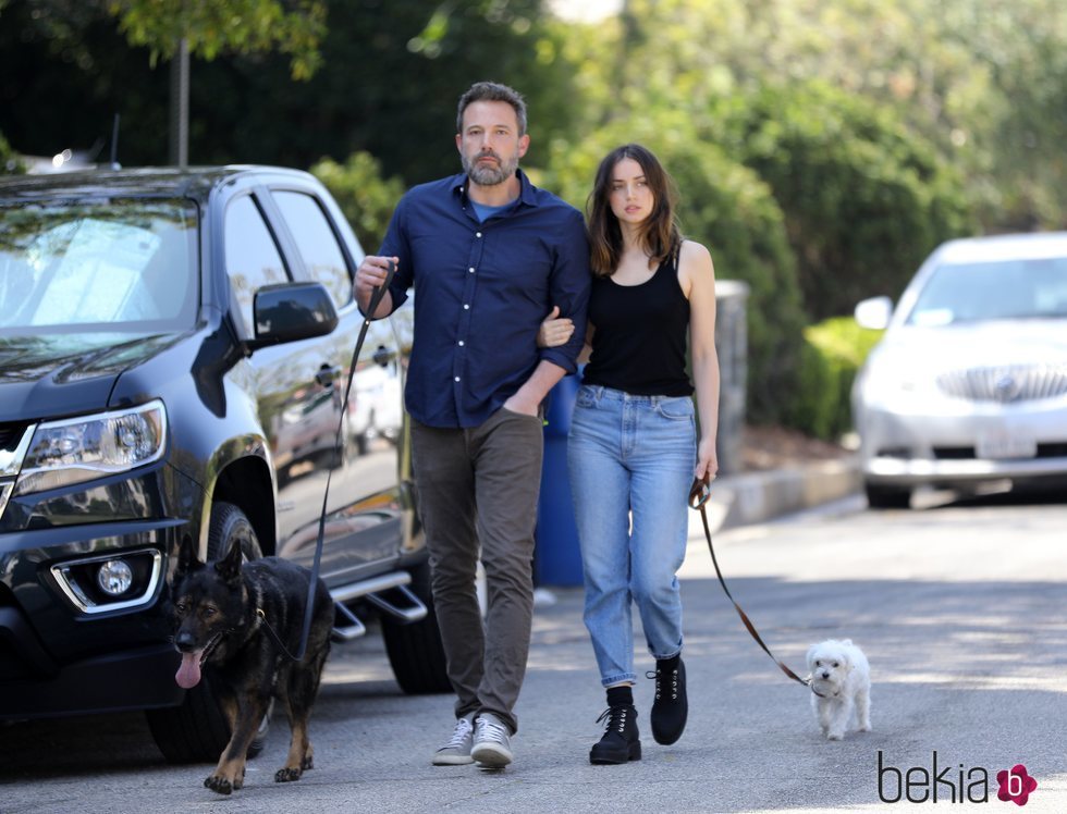 Ana de Armas y Ben Affleck paseando a sus mascotas en Los Ángeles