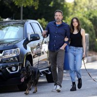 Ana de Armas y Ben Affleck paseando a sus mascotas en Los Ángeles