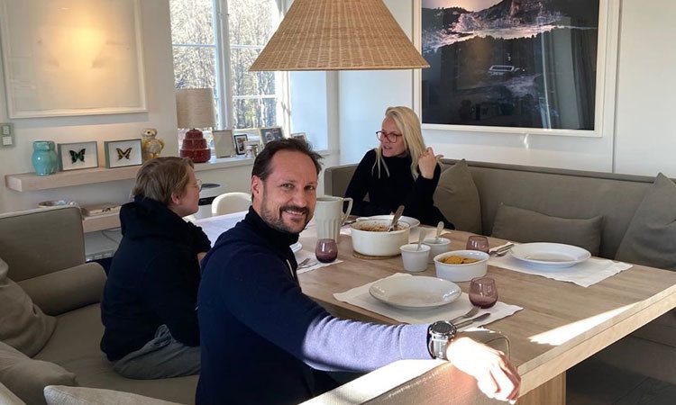 Haakon y Mette-Marit de Noruega cenando con su hijo Sverre Magnus de Noruega durante el confinamiento