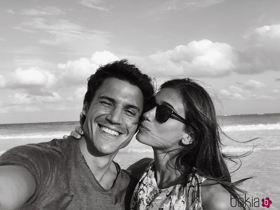 Álex González y Blanca Bleis haciéndose un selfie en una playa de Cancún