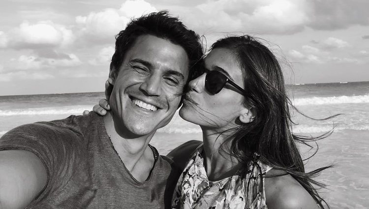 Álex González y Blanca Bleis haciéndose un selfie en una playa de Cancún