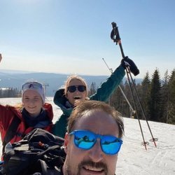 Haakon y Mette-Marit de Noruega esquiando con su hija Ingrid Alexandra durante la cuarentena