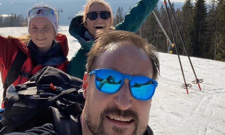 Haakon y Mette-Marit de Noruega esquiando con su hija Ingrid Alexandra durante la cuarentena