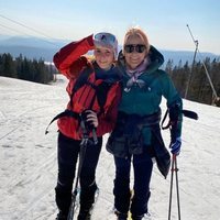 Mette-Marit de Noruega y su hija Ingrid Alexandra de Noruega esquiando durante la cuarentena