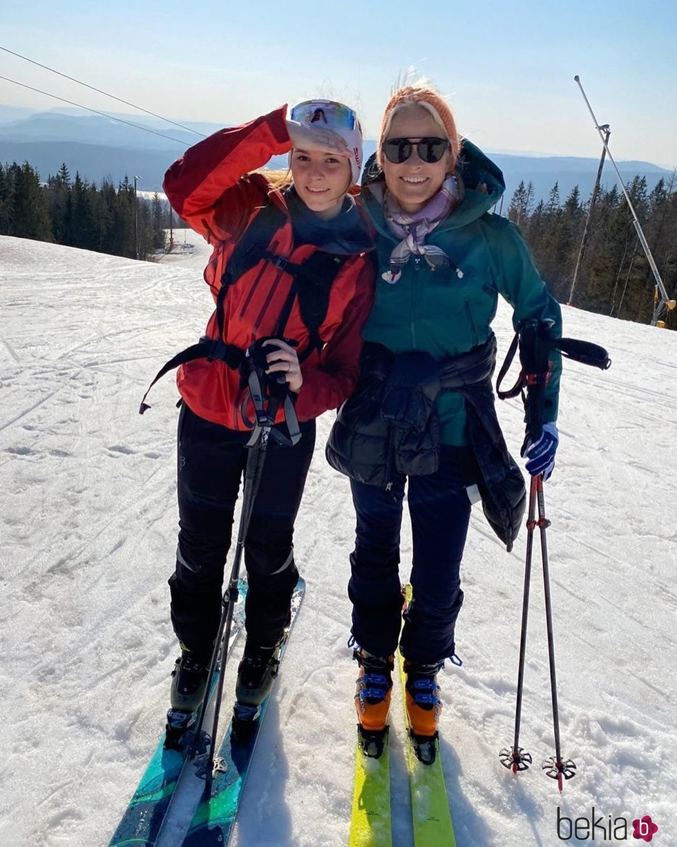 Mette-Marit de Noruega y su hija Ingrid Alexandra de Noruega esquiando durante la cuarentena