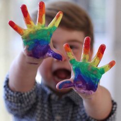 El Príncipe Luis con las manos llenas de pintura de colores