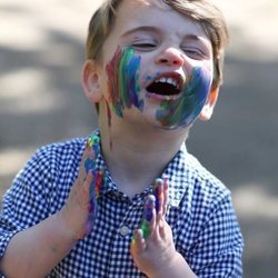 El Príncipe Luis con la cara llena de pintura de colores