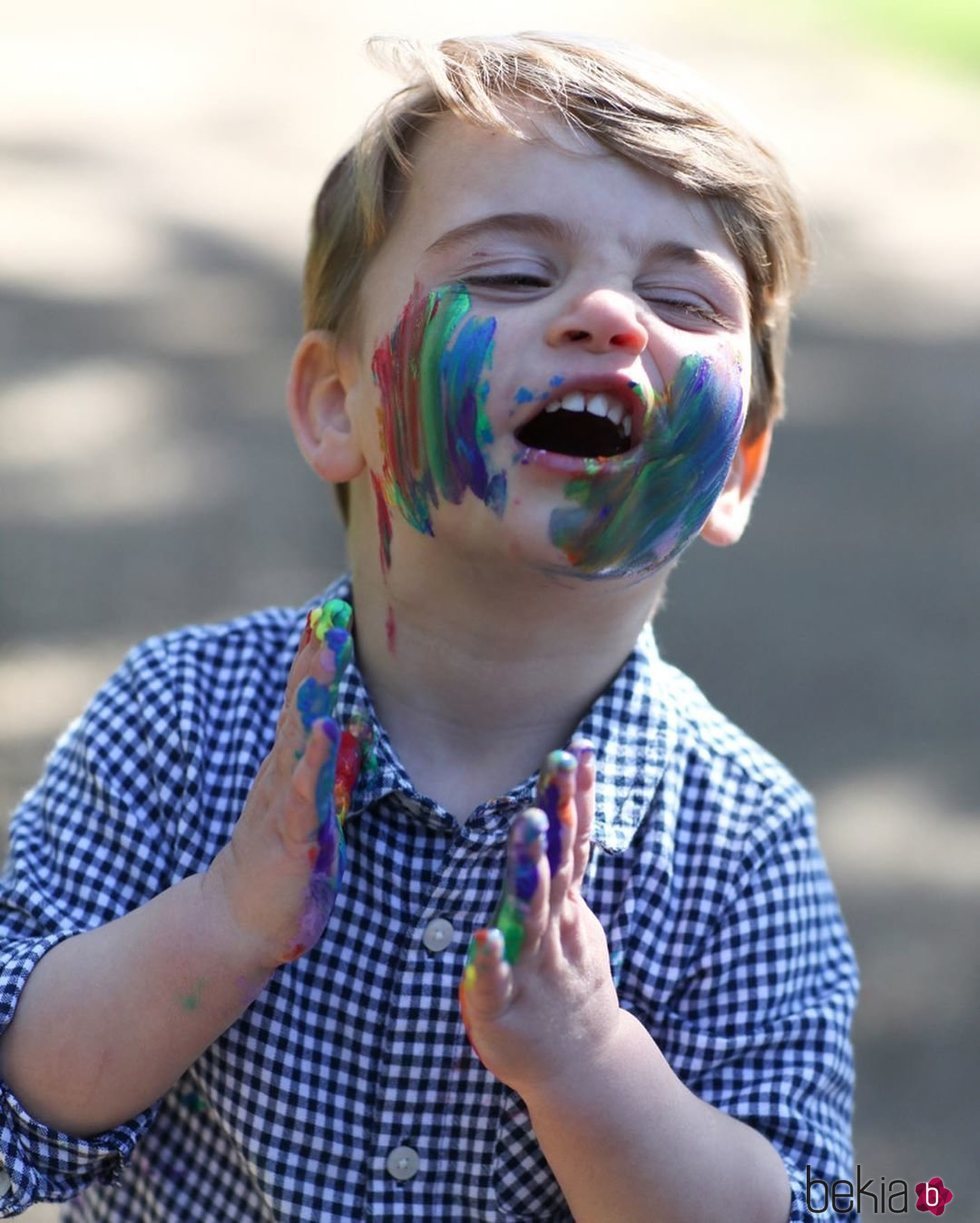 El Príncipe Luis con la cara llena de pintura de colores