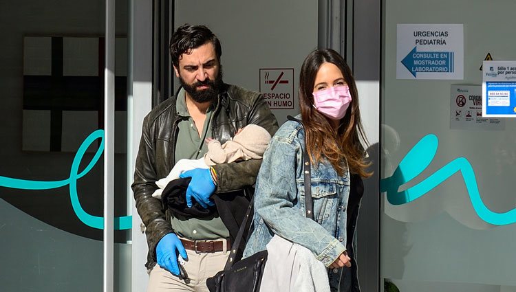 Rocío Osorno saliendo del hospital con su marido tras haber dado a luz a su segundo hijo