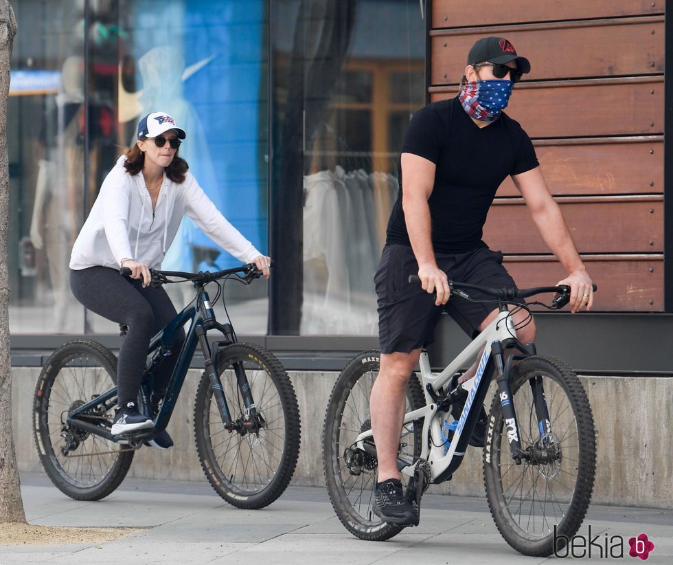 Chris Pratt y Katherine Schwarzenegger montando en bici en Los Ángeles
