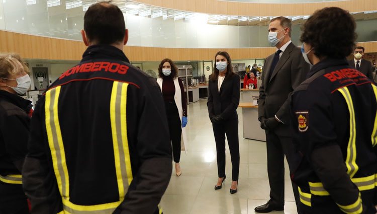 Los Reyes Felipe y Letizia junto a Isabel Díaz-Ayuso visitando la Agencia de Seguridad y Emergencias Madrid 112