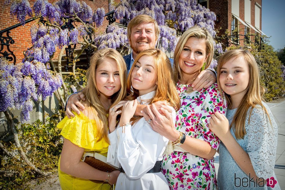 El Rey Guillermo de Holanda con la Reina Máxima y sus tres hijas el Día del Rey 2020