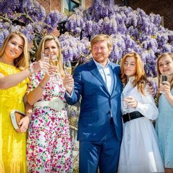 Guillermo Alejandro de Holanda brindando con la Reina Máxima y sus tres hijas por el Día del Rey 2020