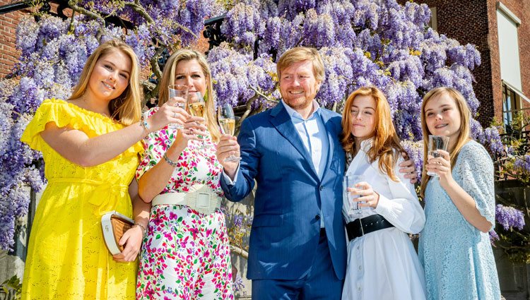 Guillermo Alejandro de Holanda brindando con la Reina Máxima y sus tres hijas por el Día del Rey 2020