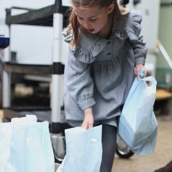 La Princesa Carlota cogiendo bolsas de comida para entregar a personas mayores