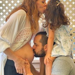 María Castro junto a su marido y su hija anunciando su segundo embarazo