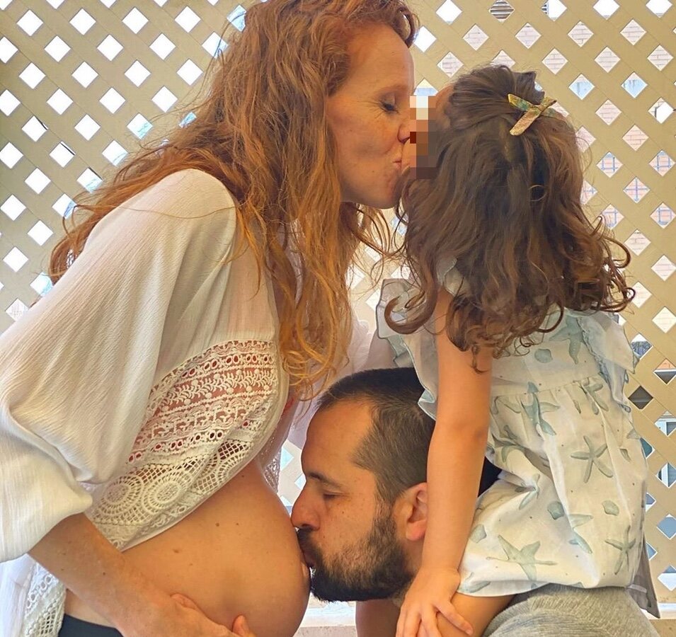 María Castro junto a su marido y su hija anunciando su segundo embarazo