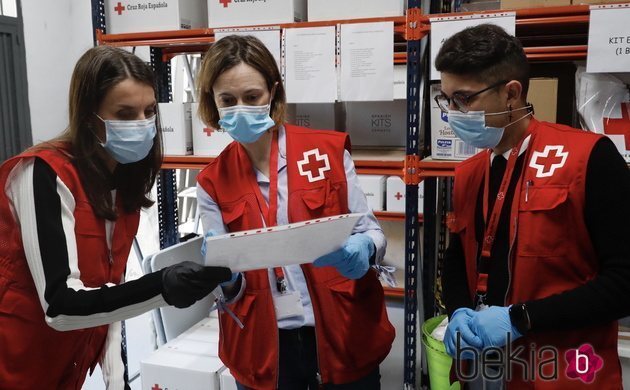 La Reina Letizia hablando con algunos voluntarios de Cruz Roja