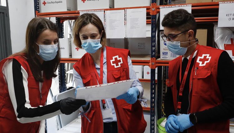 La Reina Letizia hablando con algunos voluntarios de Cruz Roja
