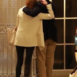 Ana Obregón y Alessandro Lequio se abrazan tras la muerte de su hijo Álex Lequio