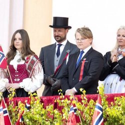 Los Príncipes Haakon y Mette-Marit con sus hijos el Día Nacional 2020