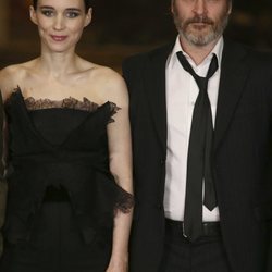 Joaquin Phoenix y Rooney Mara en una proyección de 'María Magdalena'