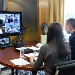 Los Reyes Felipe y Letizia reunidos con David Bisbal, Miguel Poveda y José Mercé mediante videocoferencia